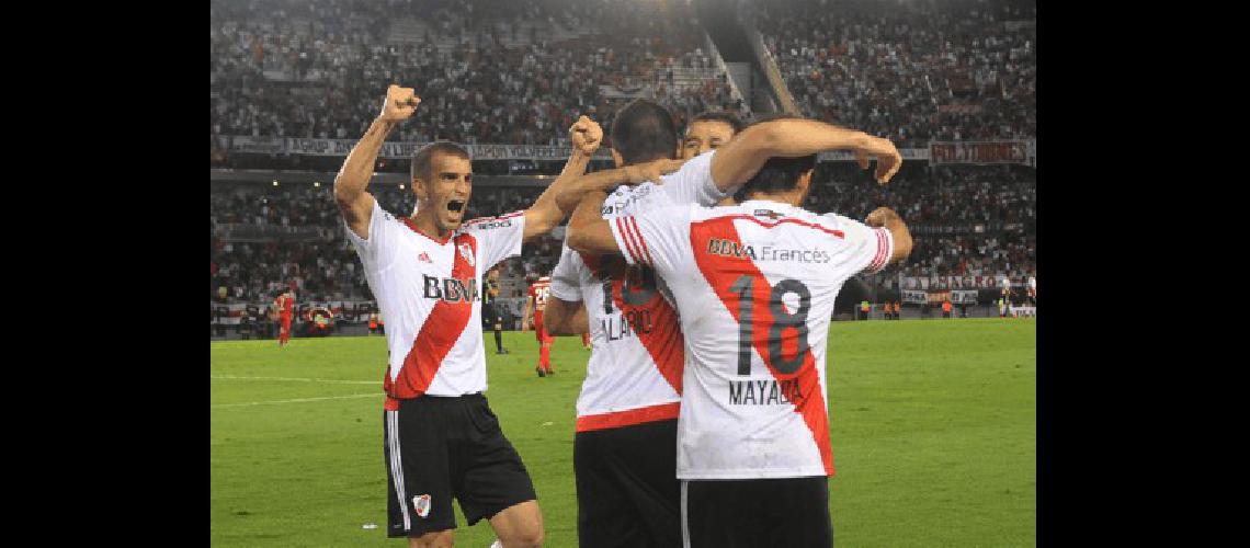 Todos saludan a Lucas Alario autor del gol de la victoria de River ante Independiente 