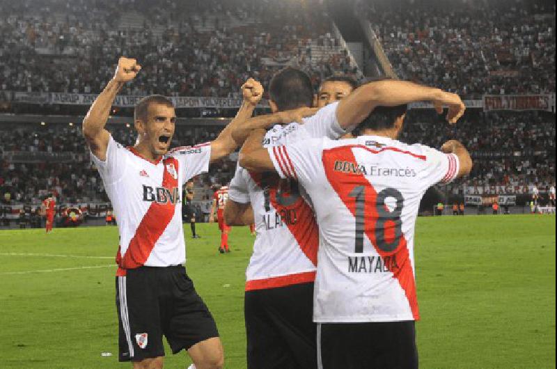 Todos saludan a Lucas Alario autor del gol de la victoria de River ante Independiente 