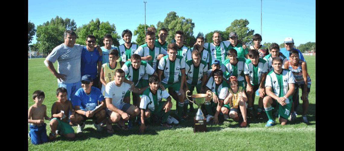 Juventud con la copa en el final del cuadrangular 