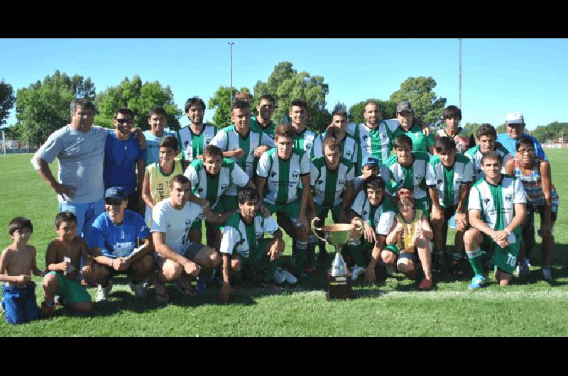 Juventud con la copa en el final del cuadrangular 