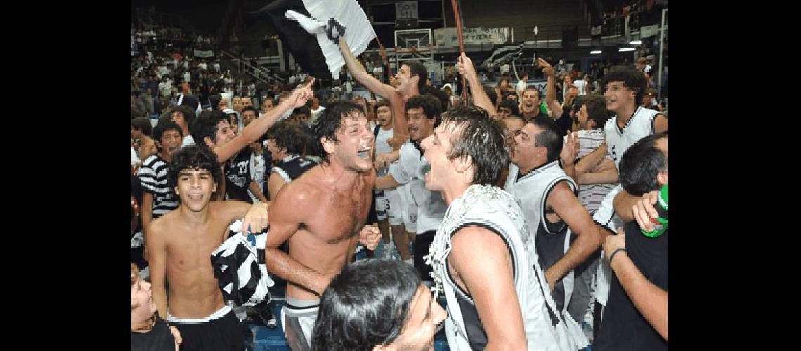 Estudiantes ya le ganÃ³ a Regatas y festeja el ascenso con toda la gente 