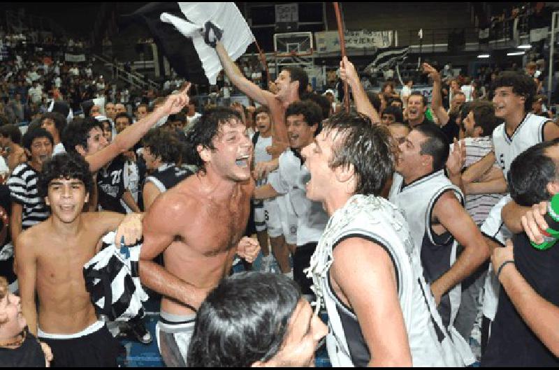 Estudiantes ya le ganÃ³ a Regatas y festeja el ascenso con toda la gente 