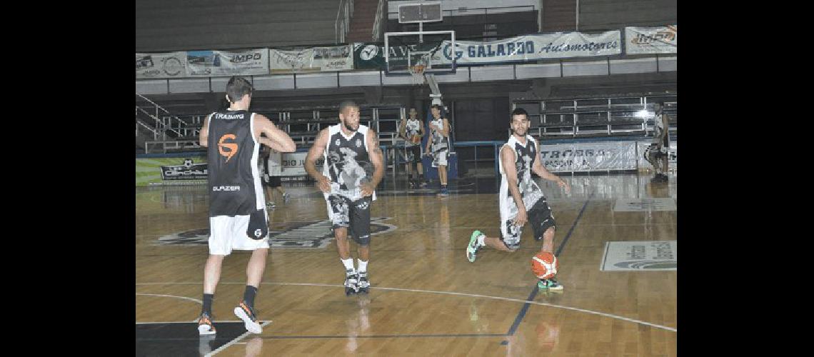 El Bata se entrenÃ³ anoche en el Maxigimnasio Con el debut de Ronald Yates recibirÃ esta noche a Monte Hermoso Basket 