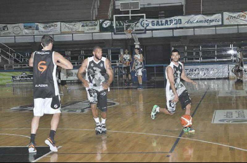 El Bata se entrenÃ³ anoche en el Maxigimnasio Con el debut de Ronald Yates recibirÃ esta noche a Monte Hermoso Basket 