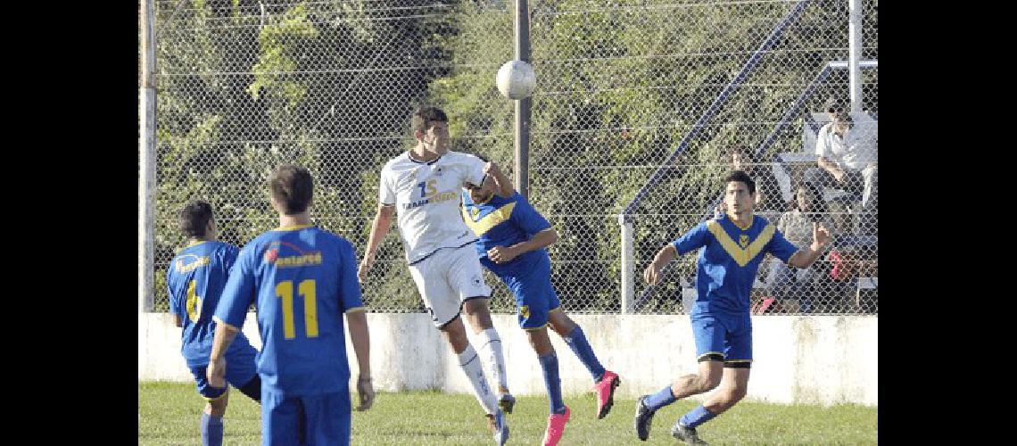 Racing uno de los lÃ­deres visita a Embajadores 