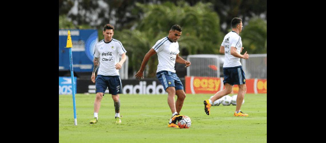 Lionel Messi observa a Mercado Los dos serÃn titulares en Chile 