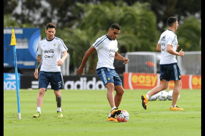 Lionel Messi observa a Mercado Los dos serÃn titulares en Chile 