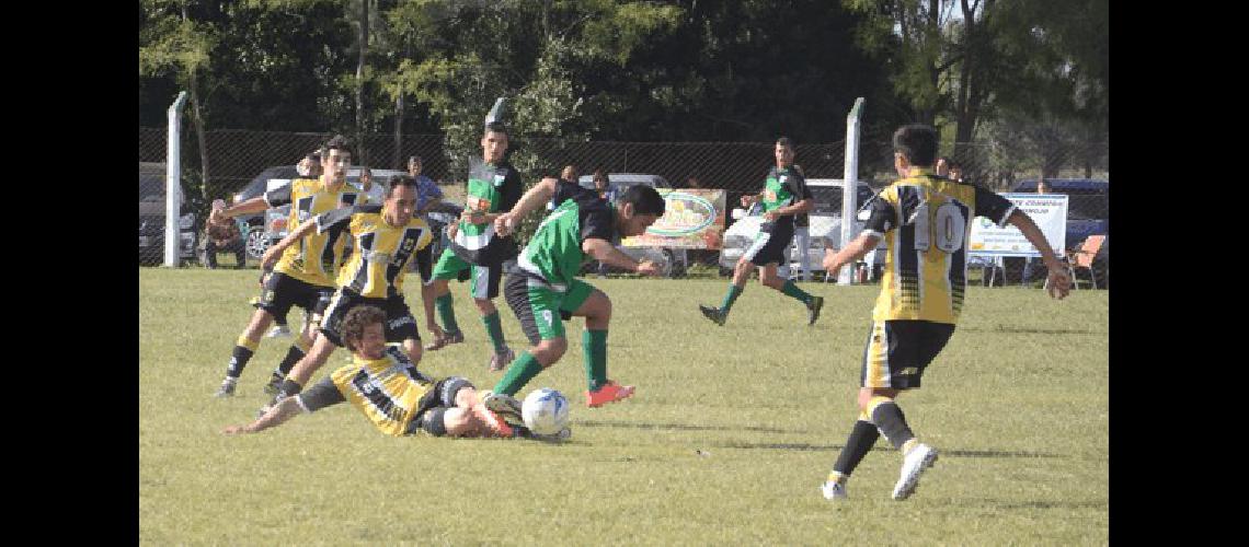 AtlÃ©tico Hinojo perdiÃ³ en su estadio ante San MartÃ­n de Sierras Bayas 