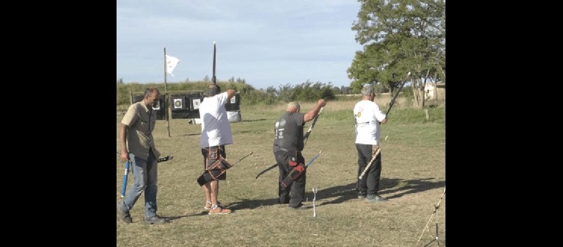 La AgrupaciÃ³n Tiro con Arco de La Madrid se prepara para un torneo en Tandil 