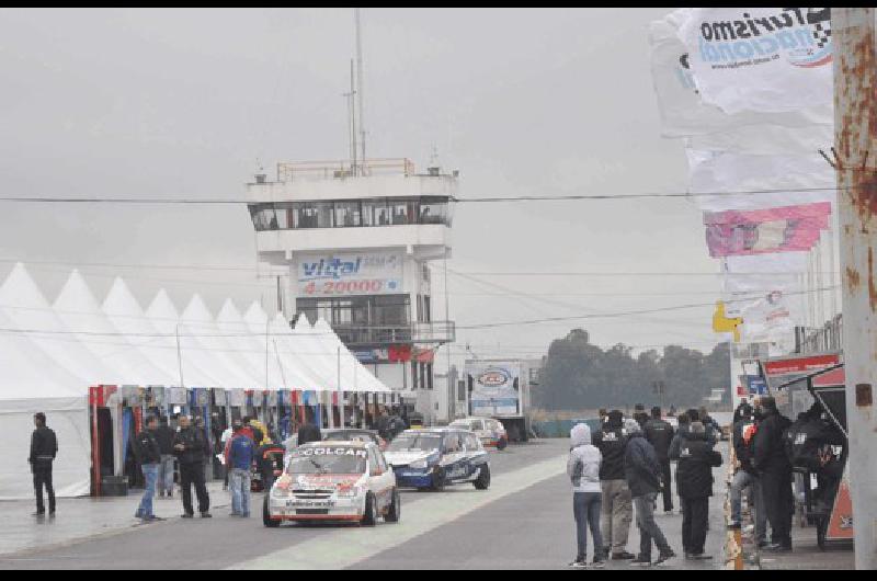 Las autoridades municipales el titular del AMCO los pilotos de la Clase 2 y 3 del TN junto con el invitado el Chueco Romero presentaron la carrera anoche en el Museo Emiliozzi 