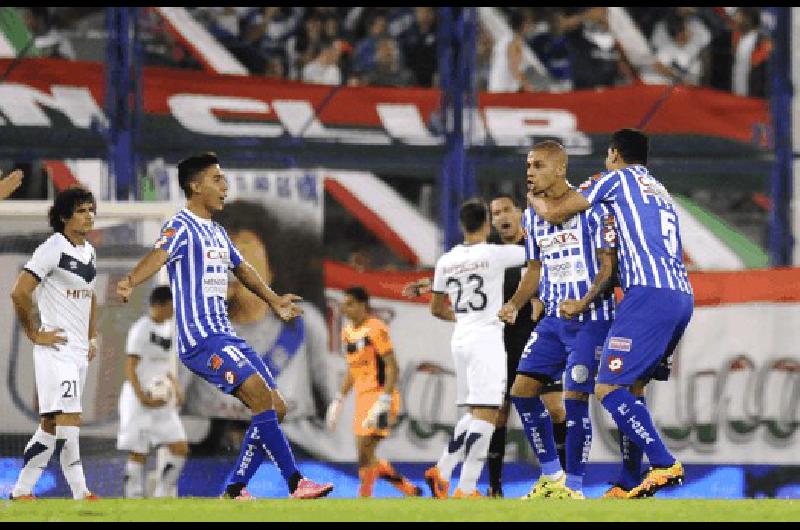 El equipo cuyano goleÃ³ a VÃ©lez 4-1 y puntea su Zona 