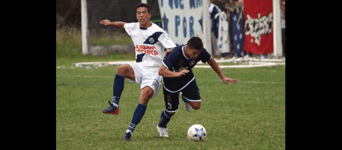 Racing que tiene el duelo suspendido ante Sierra Chica manda con 12 unidades 