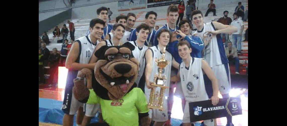 OlavarrÃ­a venciÃ³ a La Plata y celebra el subcampeonato obtenido 