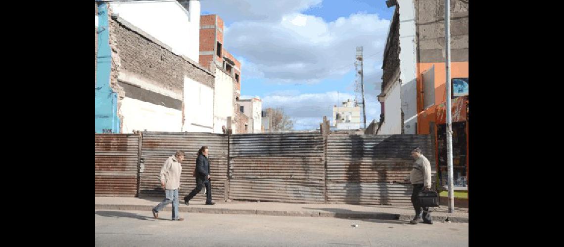 DespuÃ©s de la demoliciÃ³n el lote quedÃ³ listo para la nueva obra 