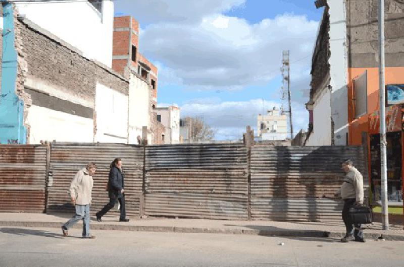 DespuÃ©s de la demoliciÃ³n el lote quedÃ³ listo para la nueva obra 