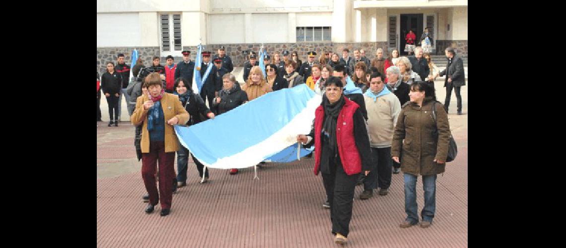 La comunidad del Centro de DÃ­a transportÃ³ la bandera 