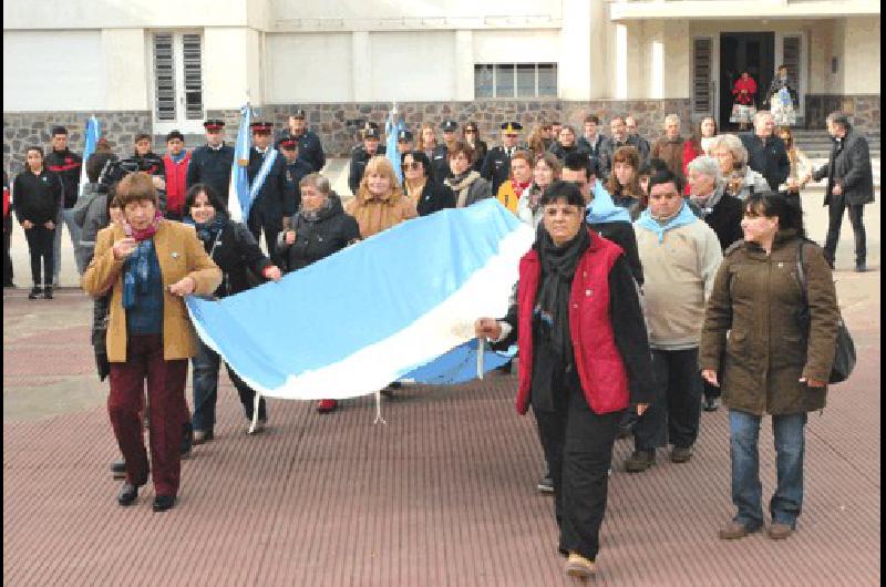 La comunidad del Centro de DÃ­a transportÃ³ la bandera 