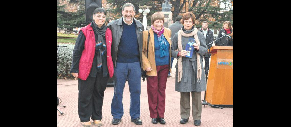 El ComitÃ© del Bicentenario entregÃ³ medallas a dirigentes del Centro de DÃ­a 