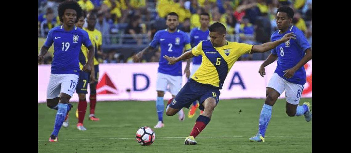 Brasil y Ecuador empataron sin goles en la apertura de su grupo 