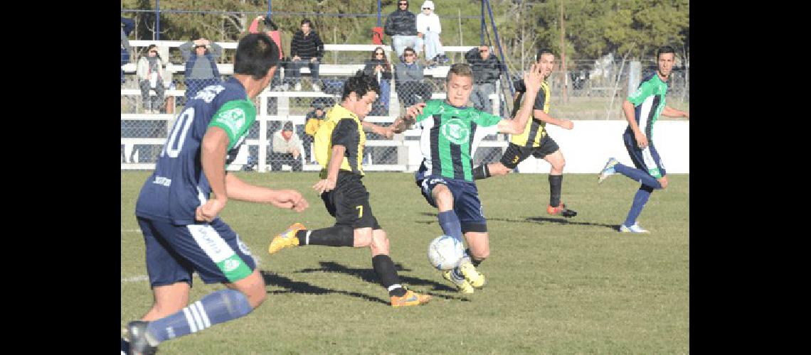 Sergio Cancina marcÃ³ dos de los cinco goles de Embajadores que atraviesa un buen momento 