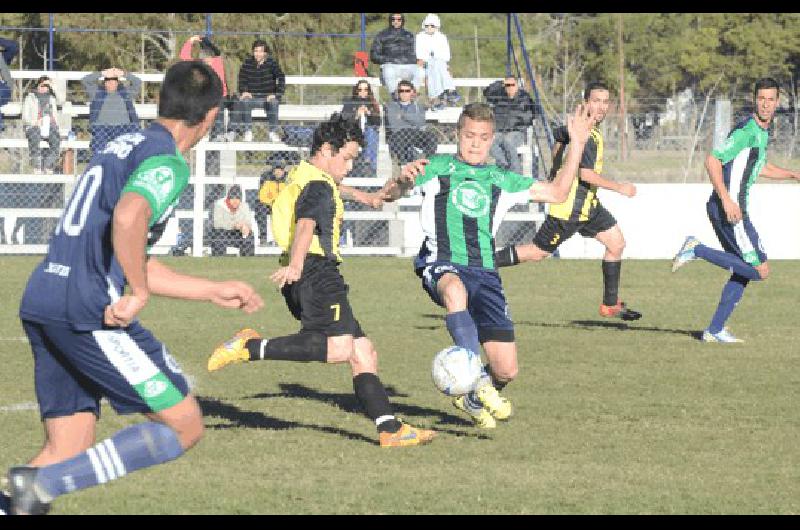 Sergio Cancina marcÃ³ dos de los cinco goles de Embajadores que atraviesa un buen momento 