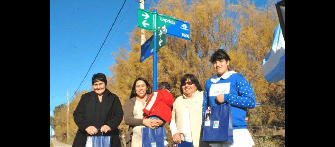 Momento en que se descubre la placa identificatoria 