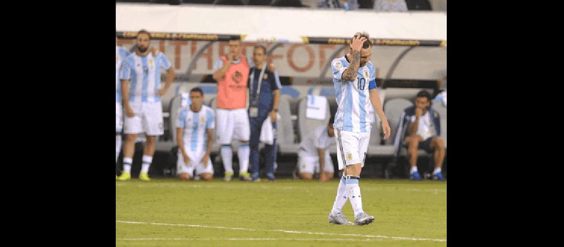 Lionel Messi sin consuelo despuÃ©s de errar su penal y la final de la Copa 