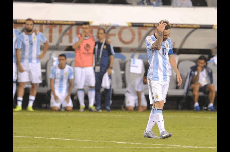 Lionel Messi sin consuelo despuÃ©s de errar su penal y la final de la Copa 