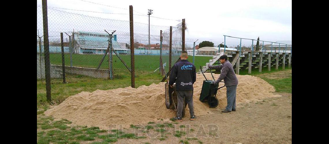 Ferro empezoacute a trabajar en mejoras en el piso del estadio