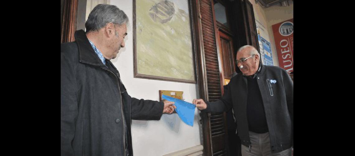 Descubrimiento de una placa en agradecimiento a la familia Santamarina 