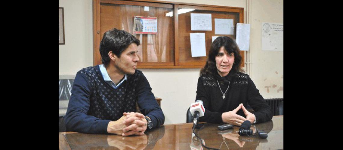 La Lic Laura Berlingeri y el contador Vecini antes de iniciar la jornada 