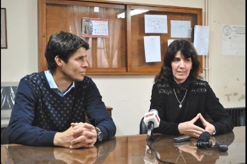 La Lic Laura Berlingeri y el contador Vecini antes de iniciar la jornada 