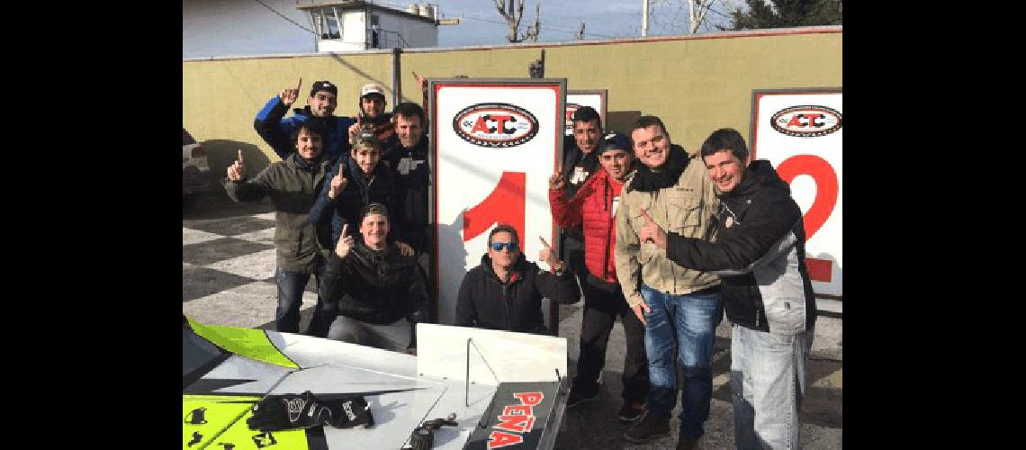 Bebo Weimann celebra con amigos y el Laboritto Junior la pole en el TC Pista Mouras 