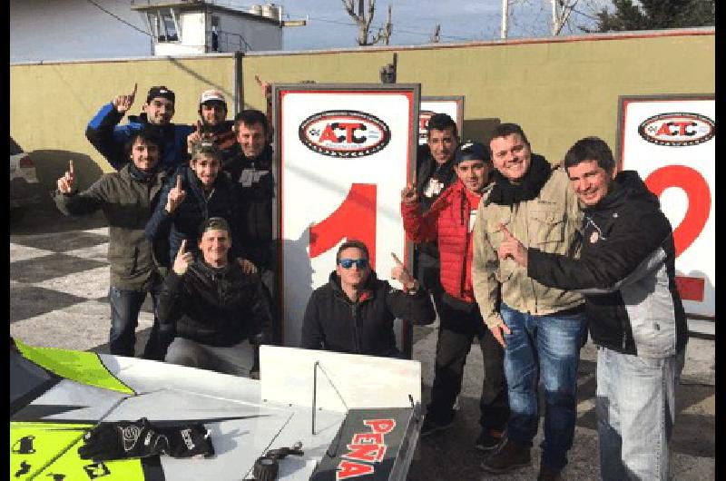 Bebo Weimann celebra con amigos y el Laboritto Junior la pole en el TC Pista Mouras 