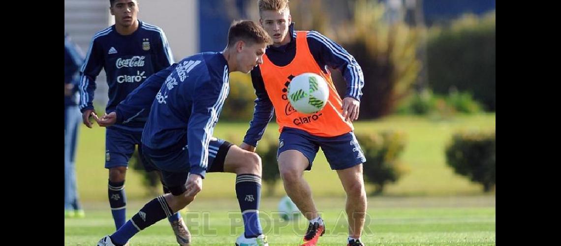 Braian Guille mira  la disputa de AscacÃ­bar con un Sub 20 Foto- prensa AFA