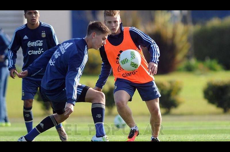 Braian Guille mira  la disputa de AscacÃ­bar con un Sub 20 Foto- prensa AFA