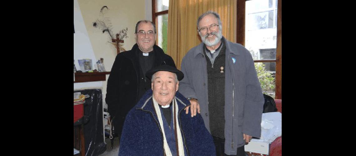 Los padres Juan Carlos OrmazÃ�bal y Juan Angel Del Giorgio junto al obispo Hugo Manuel Salaberry 