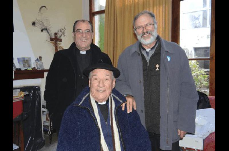 Los padres Juan Carlos OrmazÃ�bal y Juan Angel Del Giorgio junto al obispo Hugo Manuel Salaberry 