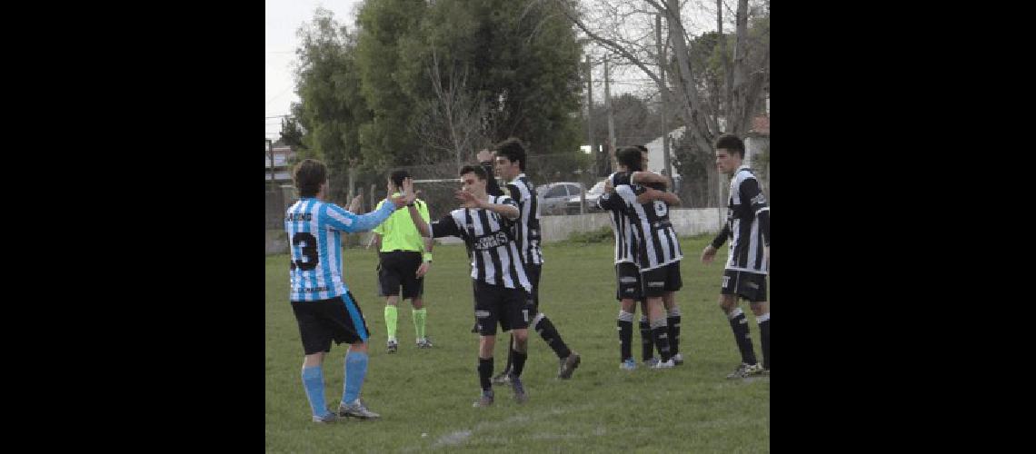 Jorge Newbery festejÃ³ y eliminÃ³ a Racing del torneo 