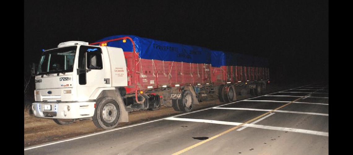 El chofer del camiÃ³n detuvo su marcha sobre la banquina a pocos metros del impacto 