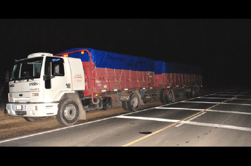 El chofer del camiÃ³n detuvo su marcha sobre la banquina a pocos metros del impacto 