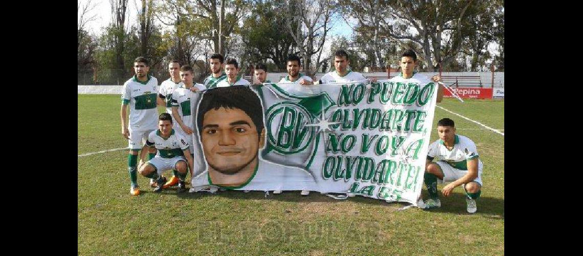 Homenaje del plantel de Bella Vista a Daniel Roa el futbolista recientemente fallecido Foto- La Nueva