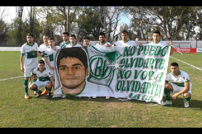 Homenaje del plantel de Bella Vista a Daniel Roa el futbolista recientemente fallecido Foto- La Nueva