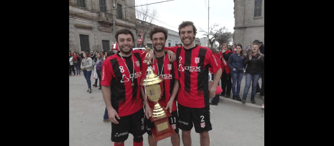 Los hermanos AbadÃ­e lograron el objetivo de jugar juntos en Ingeniero y salir campeones 