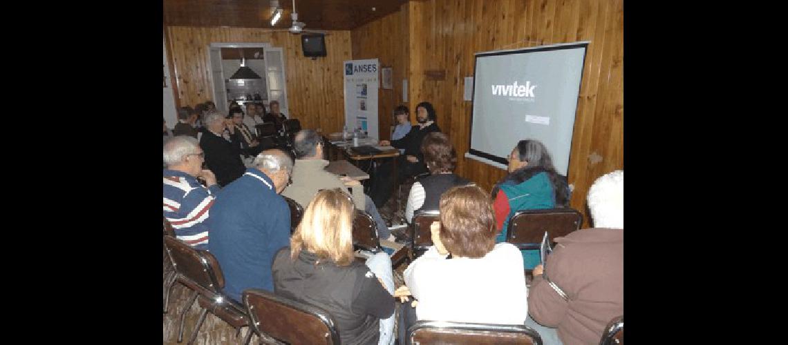 Autoridades del Anses de La Madrid brindaron una charla sobre el programa de ReparaciÃ³n HistÃ³rica en el Centro de Jubilados 