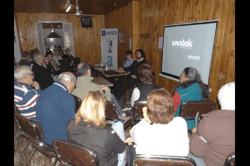 Autoridades del Anses de La Madrid brindaron una charla sobre el programa de ReparaciÃ³n HistÃ³rica en el Centro de Jubilados 