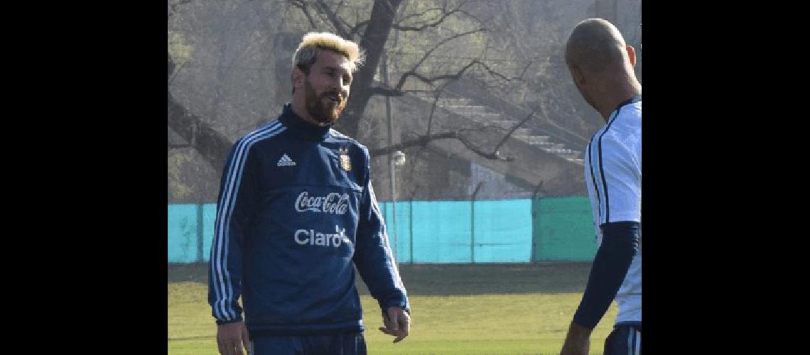 Lione Messi se rÃ­e con Mascherano El 10 serÃ titular hoy ante Uruguay en Mendoza 