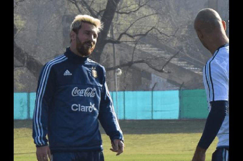 Lione Messi se rÃ­e con Mascherano El 10 serÃ titular hoy ante Uruguay en Mendoza 