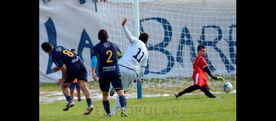 Nacho Barzola ya sacÃ³ el zurdazo que se convertirÃ en el primer gol de Racing 