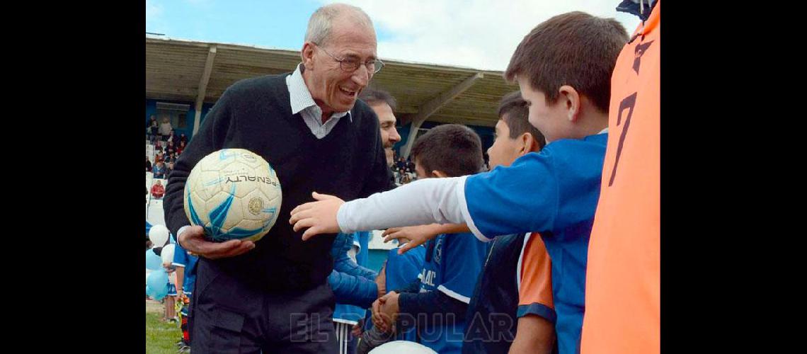 Con este presidente que tiene Racing<br> hubieacutesemos llegado maacutes arriba